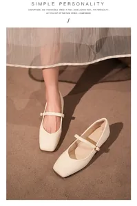 Détail élégant de ballerines Mary Jane crème à bout carré avec une bride à boucle dorée