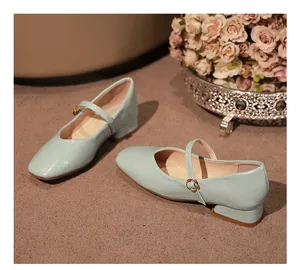 Vista lateral de zapatos Mary Jane azul claro de punta cuadrada con tacón bajo de bloque