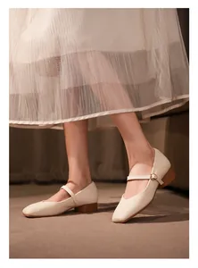 Vue détaillée de chaussures Mary Jane beiges à bout carré et talons blocs marron