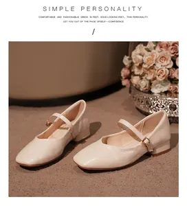 Elegantes zapatos Mary Jane crema de punta cuadrada con tacón de bloque bajo.