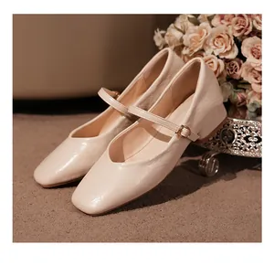 Elegantes zapatos Mary Jane crema de punta cuadrada con tacón grueso y hebilla