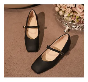 Vue détaillée d'élégantes chaussures Mary Jane noires à bout carré avec boucle dorée