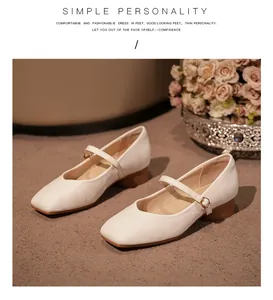 Vue de côté des chaussures Mary Jane blanches à bout carré et texture en cuir froissé