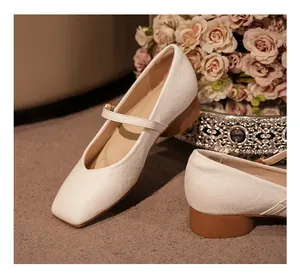 Vue détaillée des chaussures Mary Jane françaises texturées blanches à bout carré