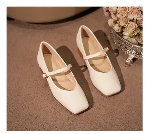 Gros plan détaillé de chaussures Mary Jane blanc crème à bout carré de style français