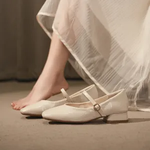 Elegantes zapatos Mary Jane color crema con punta cuadrada y tacón de bloque bajo mujer