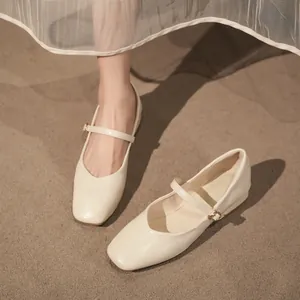 Elegantes manoletinas Mary Jane blanco crema de punta cuadrada con hebilla ajustable