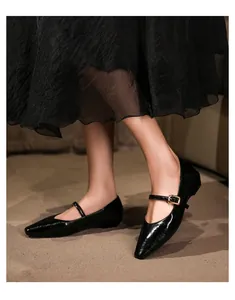 Nahaufnahme eleganter schwarzer Mary Jane Schuhe mit spitzer Kappe und Schnalle