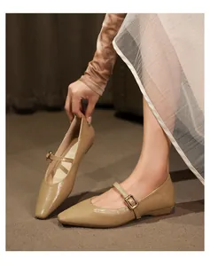 Detailansicht der eleganten beigen Vintage Mary Jane Ballerinas mit Schnalle und spitzer Form