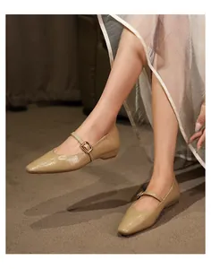 Detailansicht eleganter beiger Mary-Jane-Flachschuhe im französischen Retro-Stil mit Schnalle
