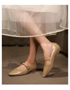 Nahaufnahme khakifarbener spitzer Mary-Jane-Flats mit verstellbarem Schnallenriemen