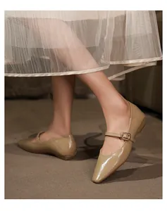 Elegante khakifarbene Lackleder Mary Jane Ballerinas getragen zu einem weißen Tüllrock