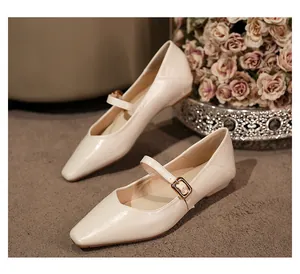 Detailansicht der eleganten cremefarbenen Mary Jane Flachschuhe im französischen Retrostil.