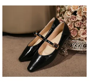 Schwarze Mary Jane Schuhe im französischen Retro-Stil mit spitzer Zehenpartie und Schnalle