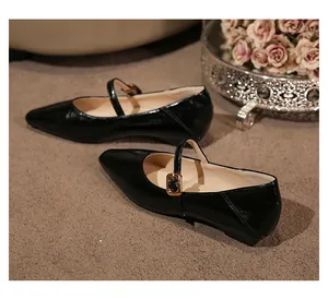 Elegante französische schwarze Mary Jane Schuhe mit spitzer Zehenpartie und Schnalle