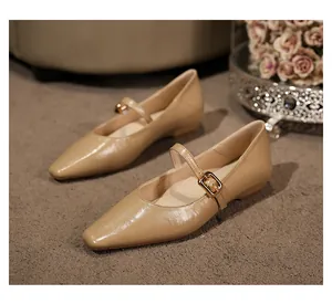 Nahaufnahme beige Mary Jane Ballerinas mit quadratischer Zehenpartie und Schnalle