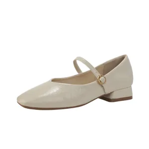 Elegantes zapatos Mary Jane crema con punta cuadrada y tacón bloque para mujer en diseño.