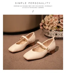 Détail latéral de chaussures Mary Jane crème à bout carré élégantes avec un talon bloc