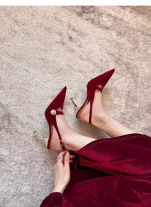 Elegantes zapatos de terciopelo burdeos con punta afilada, tira trasera y detalle de perla