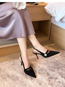 Elegantes zapatos destalonados de ante negro con punta fina y detalle de perla