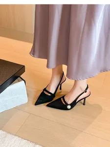 Vista detallada de elegantes zapatos slingback de ante negro con hebilla de perlas