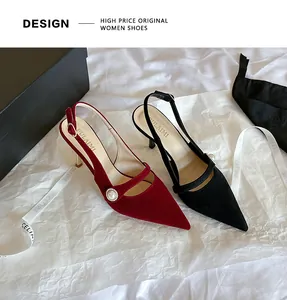 Detalle de zapatos slingback de ante burdeos y negro con punta fina y hebilla de perla