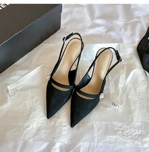 Elegantes zapatos destalonados de ante negro en punta con detalle de perla