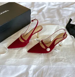 Elegantes salones destalonados de terciopelo granate con tira decorada con perlas.