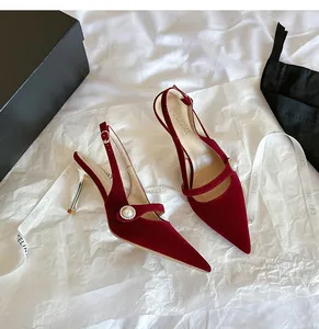 Vista detallada de elegantes zapatos de terciopelo burdeos con punta fina y perlas
