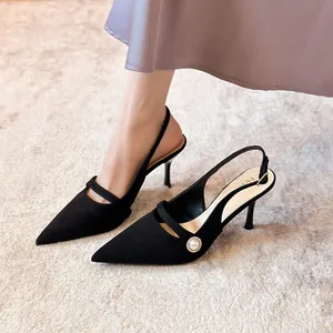 Elegantes salones destalonados de ante negro con detalle de perla y tacón de aguja