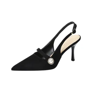 Elegantes tacones destalonados de ante negro con hebilla decorativa de perlas grandes