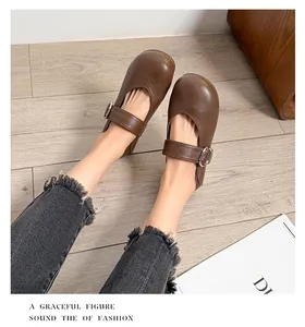 Detaillierte Ansicht brauner Mary Jane Ballerinas aus Leder mit Schnalle am Fuß