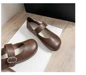 Detailansicht der braunen Mary Jane Flachschuhe aus Leder mit schicker Schnalle
