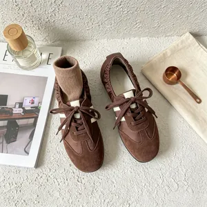 Braune Wildleder-Slipper mit Schnürung und weicher Schafsfell-Innensohle für Komfort.