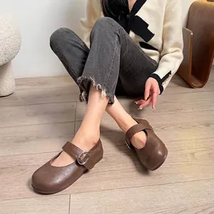 Nahaufnahme brauner Mary Jane Ballerinas aus Leder mit Schnalle, getragen von einem Model