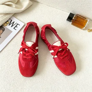 Detaillierte Draufsicht auf elegante rote Leder-Ballerinas mit weißer Schnürung