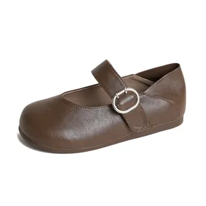 Braune Mary Jane Damen-Ballerinas aus Leder mit verstellbarem Riemen und Schnalle.