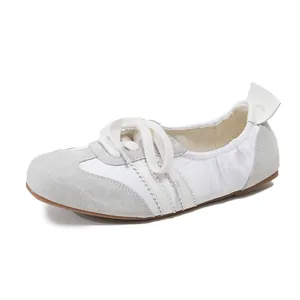 Elegante weiße und graue Leder-Ballerinas mit dekorativen Schnürsenkeln und elastischer Ferse