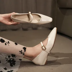 Elegante französische Retro-Mary-Jane-Schuhe in Cremeweiß mit verstellbarem Schnallenriemen