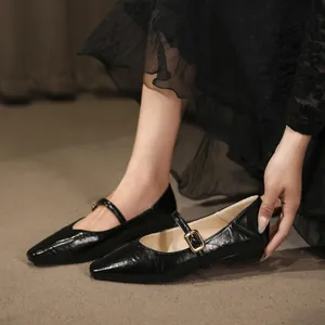 Elegante schwarze Vintage-Mary-Jane-Ballerinas mit spitzer Zehenpartie und Schnalle