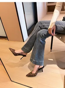 Escarpins léopard à bouts pointus portés par un mannequin pour un look chic et élégant