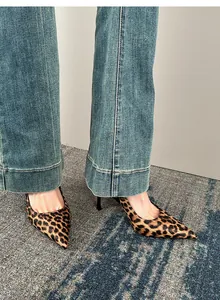 Escarpins à talons aiguilles léopard et bout pointu pour femmes vue détaillée