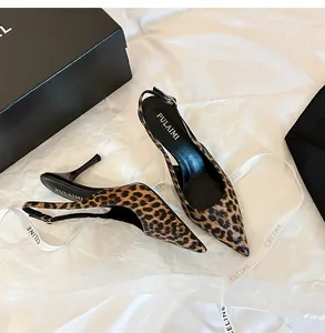 Vue détaillée des escarpins à talons hauts en cuir à imprimé léopard dans un cadre élégant