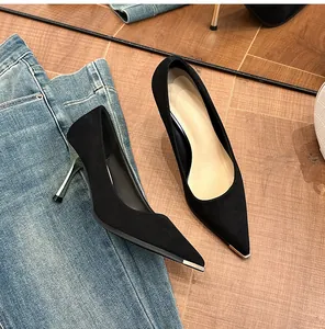 Elegantes tacones de aguja en ante negro con punta afilada y detalle metálico plateado