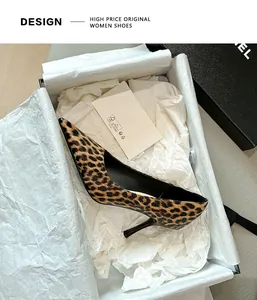 Detail eines Leoparden-Pumps mit spitzer Zehenpartie in einem weißen Schuhkarton