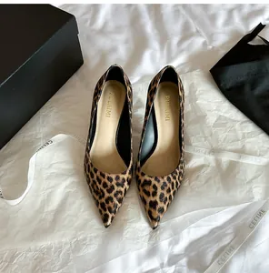 Detailansicht sexy Leopardenmuster Pumps mit spitzer Zehe und dünnen Absätzen für Büro.