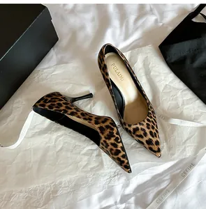 Elegante Stilettos mit Leopardenmuster und spitzer Kappe für den Arbeitsalltag.