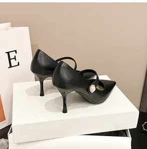 Vue détaillée d'escarpins noirs à bouts pointus avec perle élégante et talon fin
