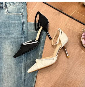 Elegantes tacones de punta con detalles de perlas y tacones de aguja metálicos finos