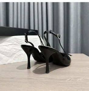 Vista posteriore di eleganti tacchi slingback in vernice nera con tacco a spillo